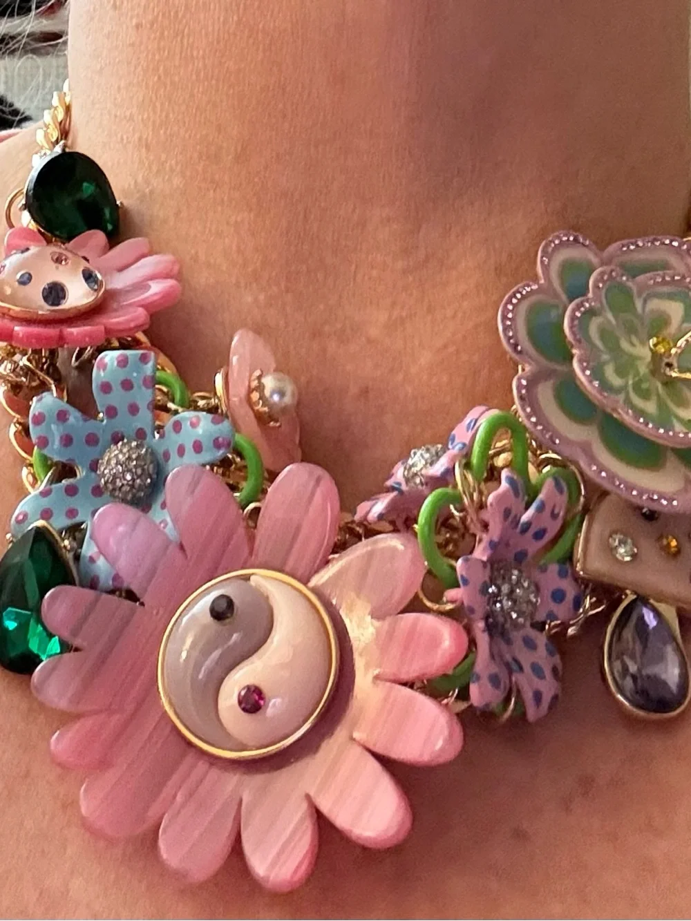 NWOT Betsey Johnson Flower Drama Bib Necklace - Picture 4 of 13